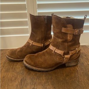 UGG Suede strap fleece lined women’s boots..